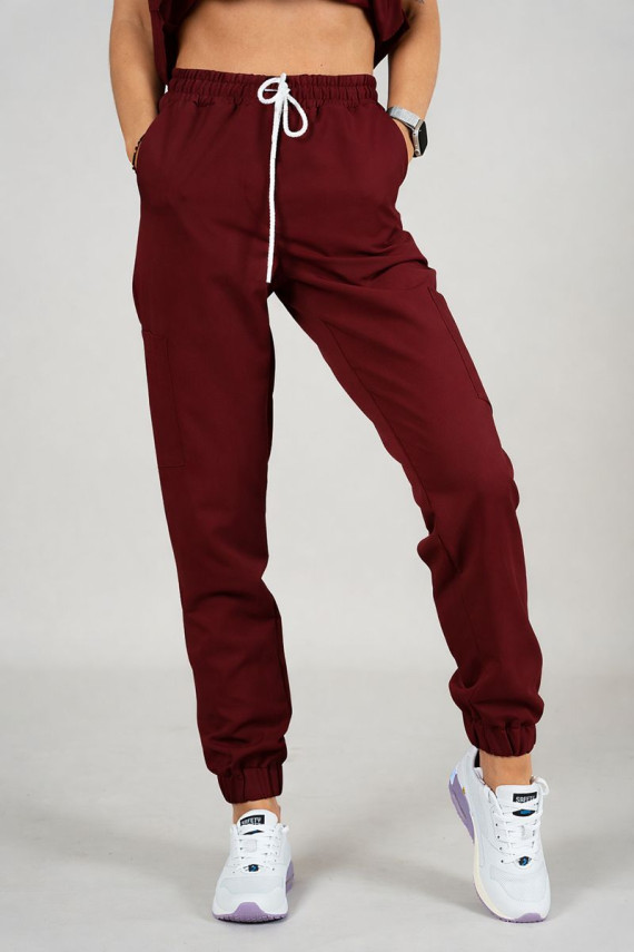 M-405XCG Elastyczne spodnie joggery medyczne damskie scrubsy 6 kieszeni bordo