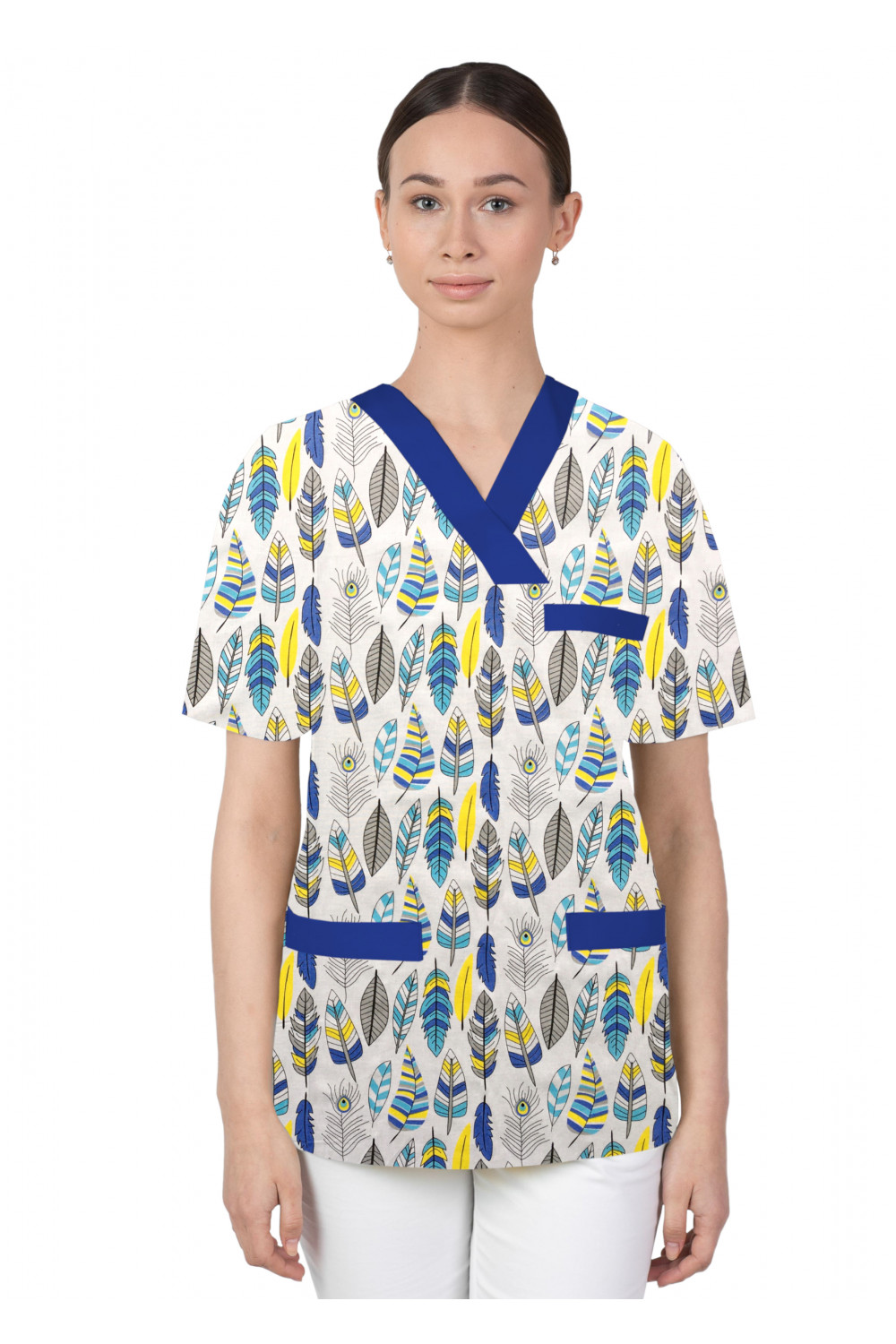 Bluza medyczna we wzorki kolorowa damska M-074G piórka niebiesko turkusowo żółte na białym tle