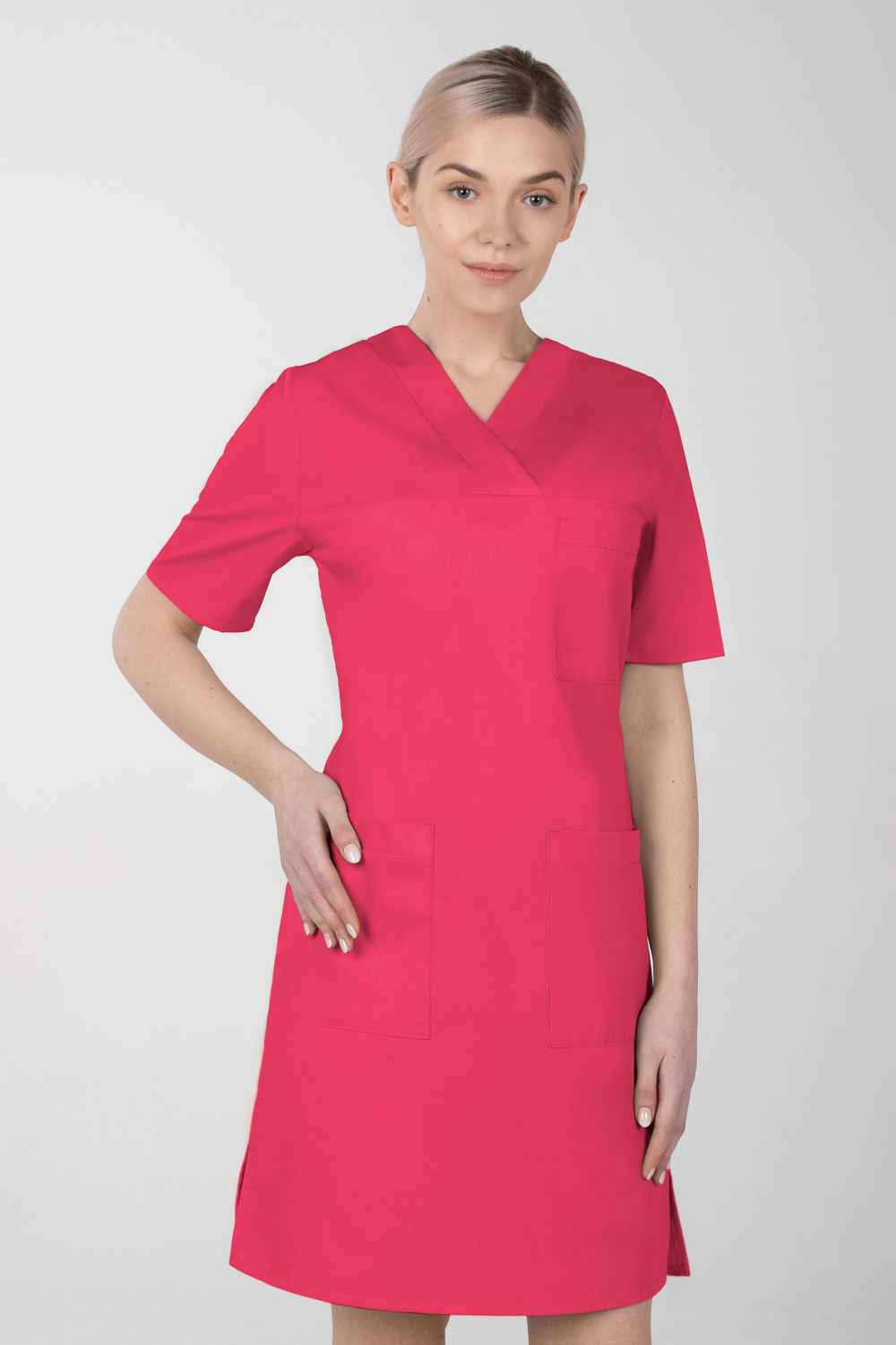 M-076F Sukienka medyczna wiązana  fartuch medyczny kolor amarant