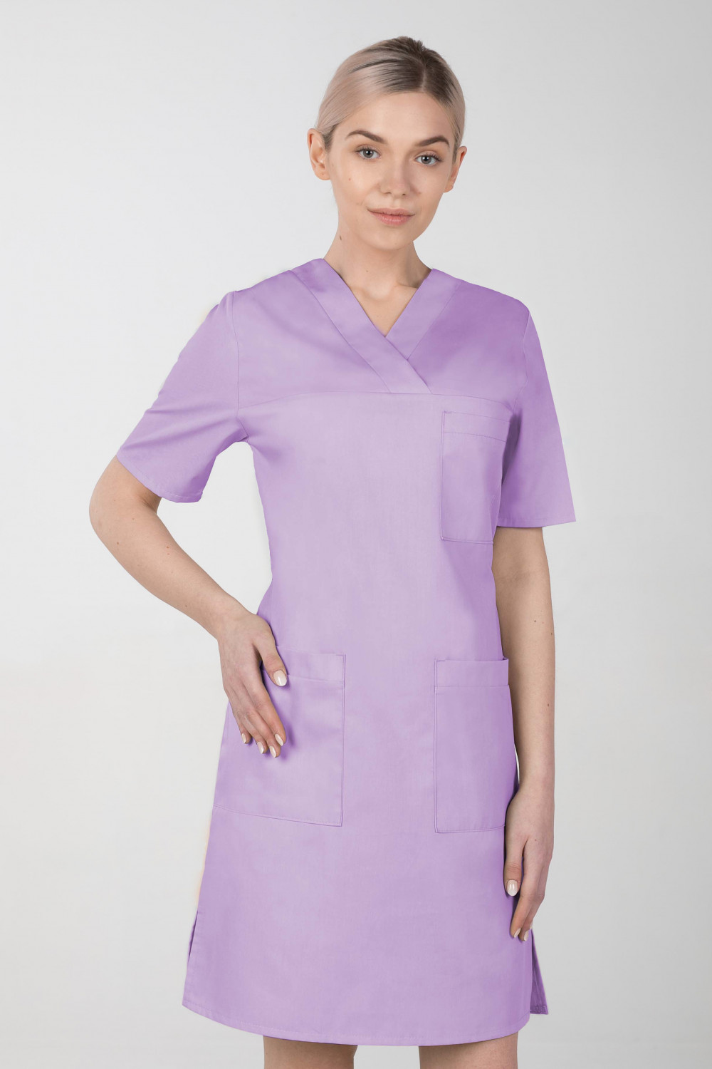M-076F Sukienka medyczna wiązana  fartuch medyczny kolor lawenda